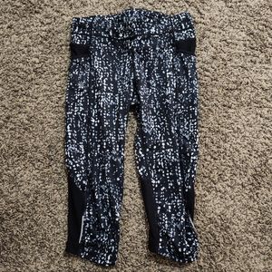 Athleta Printed Crop Leggings with Pockets  & Mesh